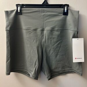 Lululemon women’s size 16 align HR short 6”